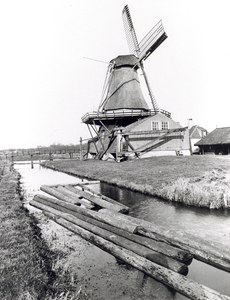 75936 Gezicht op de houtzaagmolen Kranenburg aan de Kromme Rijn te Utrecht, uit het zuidwesten.N.B. De molen werd in ...